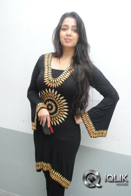 Charmi-at-Pratighatana-Trailer-Launch